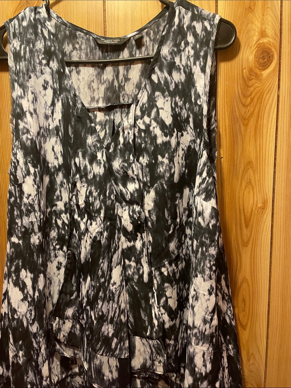 Vera Wang Sleeveless Black & White Printed V-Neck Women’s Top